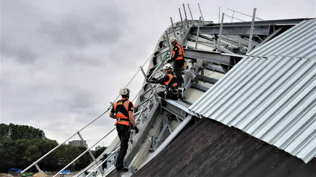 Installeren permanente valbeveiliging bij Wall of the Netherlands.